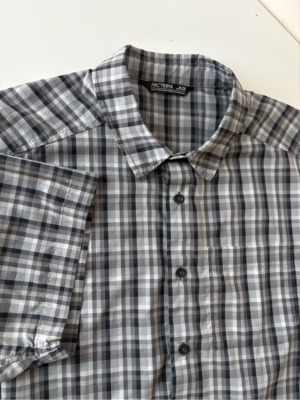 Arc’teryx Men’s XL Gray Black Plaid Short Sleeve Button Down Shirt
